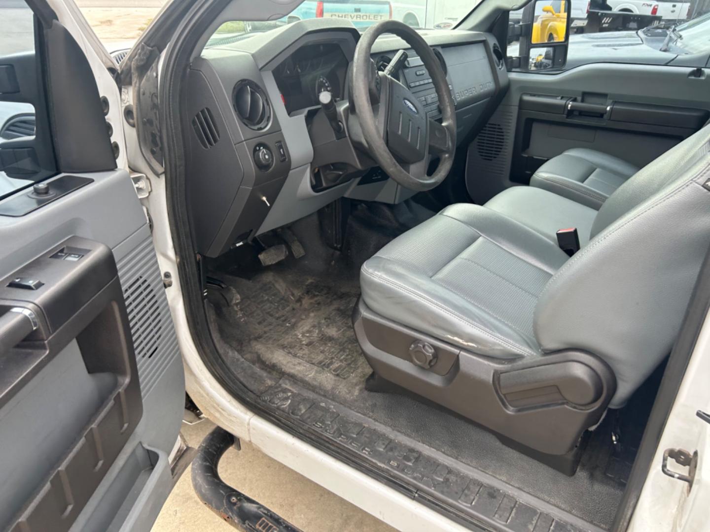 2016 White Ford F-250 SD XL SuperCab 2WD (1FT7X2A65GE) with an 6.2L V8 OHV 16V engine, 6A transmission, located at 1687 Business 35 S, New Braunfels, TX, 78130, (830) 625-7159, 29.655487, -98.051491 - Photo#4